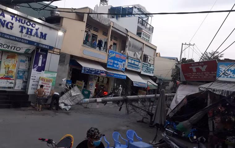 "Ban đầu, nhiều người nhìn thấy trụ điện trung thế này bị nghiêng có nguy cơ ngã nên hô hoán nhau tháo chạy, ít phút sau cột điện này đã đổ ầm xuống đè bẹp cửa hàng sửa xe máy ngay tại chợ Tăng Nhơn Phú B. Cùng lúc cả khu vực bị mất điện hoàn toàn", một số người dân kể lại.