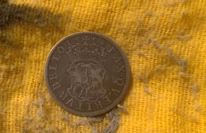 Ông phát hiện một đồng xu cổ in hình nhà chính trị gia Oliver Cromwell từ năm 1658, có giá trị lên đến 12.500 bảng Anh.
