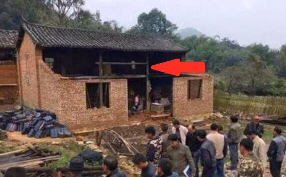 Vào năm 1976, tại một ngôi làng ở Cao Bưu, Trung Quốc, có một ngôi nhà cổ hơn 300 năm tuổi.