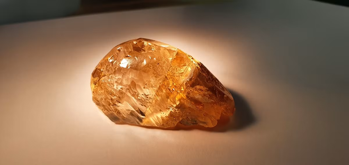 Tuy nhiên, việc đào bới hổ phách gây ra hậu quả nghiêm trọng cho môi trường. Hơn 15 hecta rừng bị tàn phá do quá trình đào bới quá mức, khiến cảnh quan thiên nhiên bị ảnh hưởng nghiêm trọng.