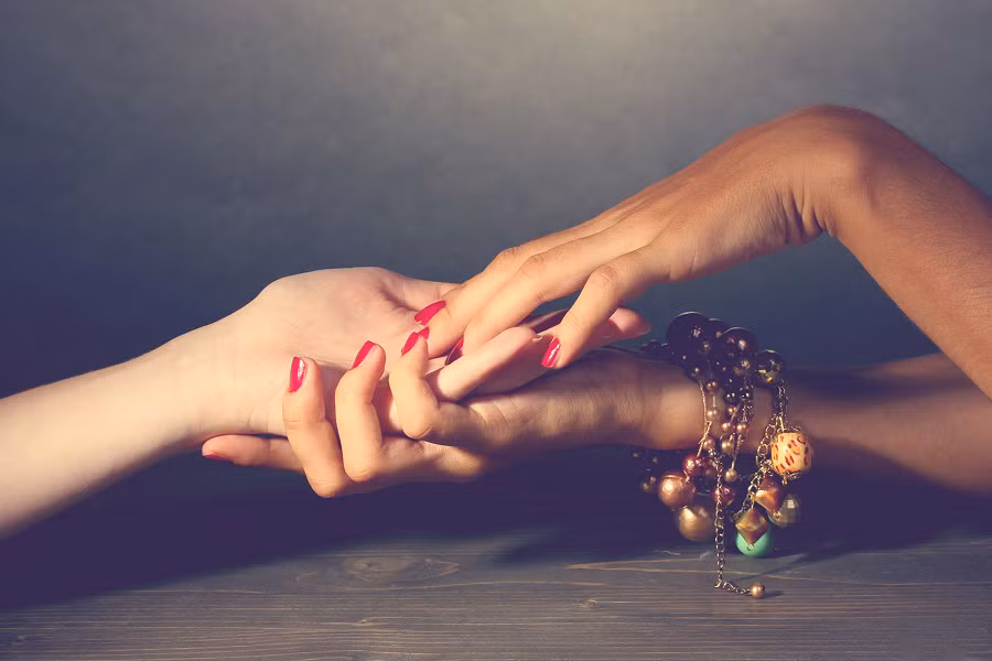 Các nỗ lực để kiểm tra những người tuyên bố có những khả năng này thường không mang lại kết quả rõ ràng. Có thể vì tính chất không thể đo lường của chúng hoặc vì sự hiện diện của nhà khoa học đã làm suy yếu chúng.