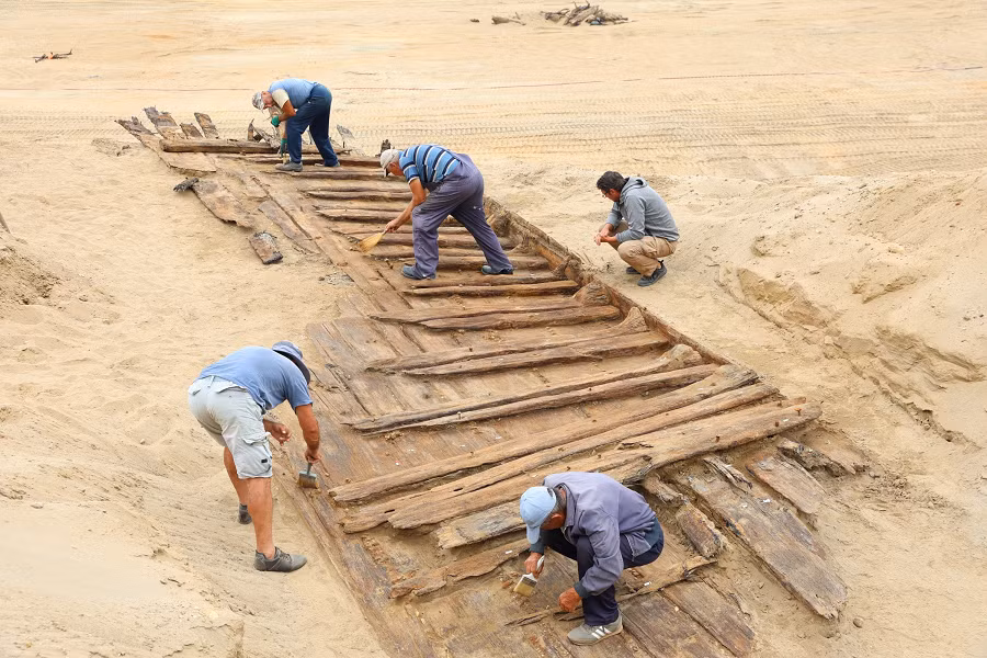 Nó đã được xây dựng lại vào thế kỷ thứ VI SCN bởi Đế chế Byzantine, nhưng lại bị phá hủy vào cuối thế kỷ bởi cuộc xâm lược của người Avars từ thảo nguyên Á - Âu.