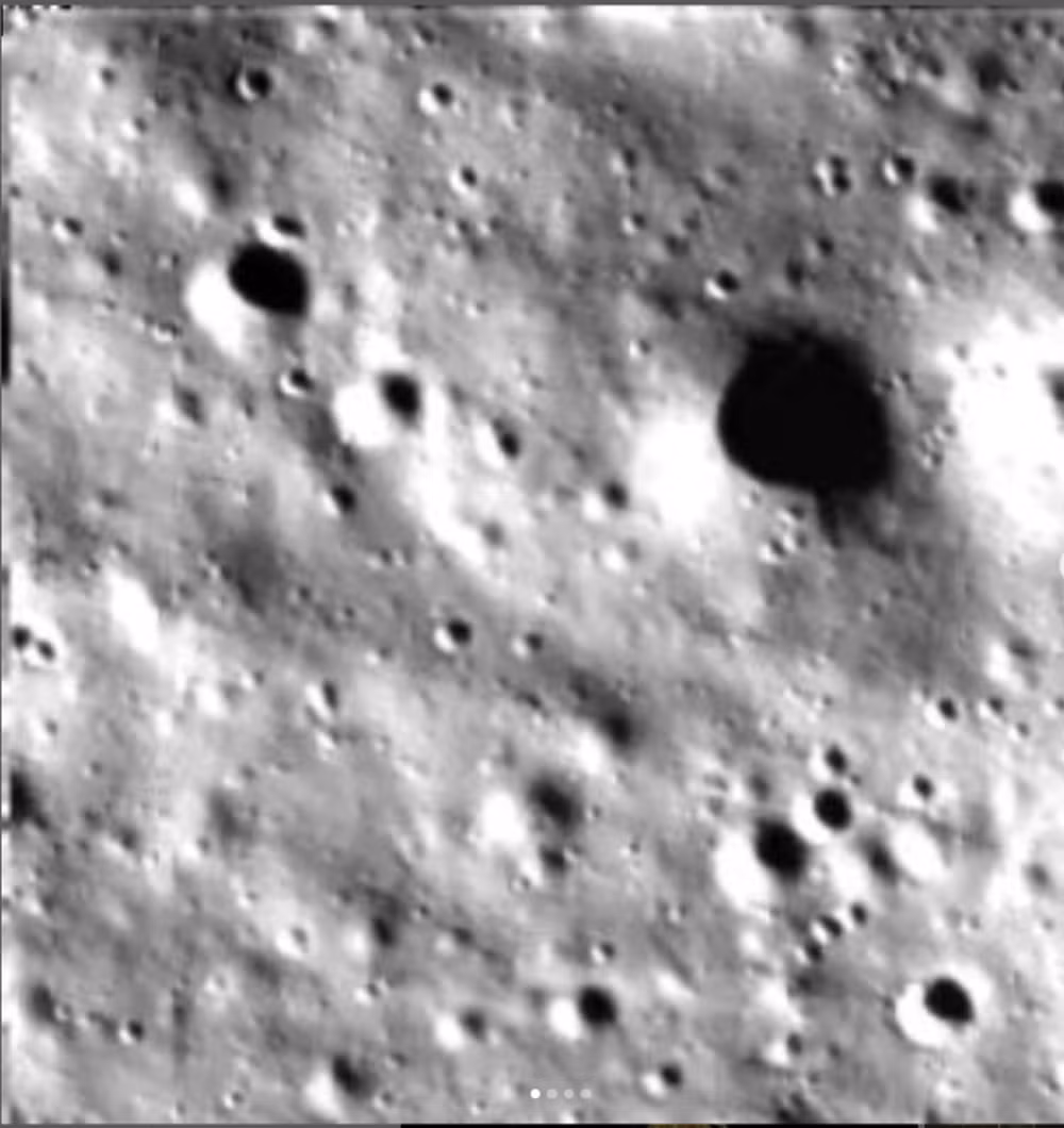 Vào ngày 21/8, ISRO đã công bố hình ảnh chụp từ phía bên kia của Mặt Trăng, gần vùng cực Nam, là vùng bình nguyên Mare Humboldtianum. Đây là khu vực được NASA quan tâm và được đặt tên theo tên người.