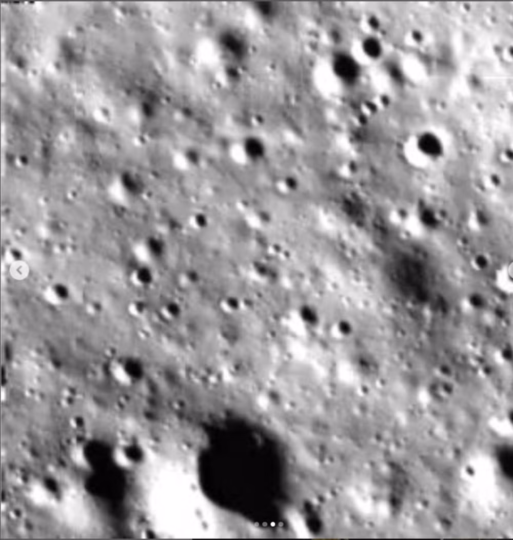 Tàu Vikram của Chandrayaan-3 đã hạ cánh thành công gần cực nam Mặt Trăng vào ngày 23/8, đánh dấu Ấn Độ trở thành quốc gia thứ tư đặt chân lên Mặt Trăng sau Mỹ, Liên Xô và Trung Quốc.