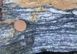 Phiến đá granite có tuổi đời lên tới 4 tỉ năm, một trong những tàn tích cổ xưa nhất mà con người từng khám phá. Được tìm thấy ở khu vực Tây Bắc Canada, phiến granite này không chỉ là một mảnh đá cổ đại, mà là một kho tàng thông tin vô cùng quý báu.