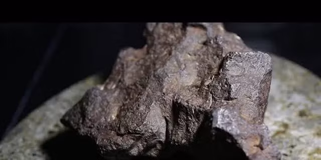 Tuy nhiên, suốt 80 năm, không ai biết về giá trị thực sự của tảng đá và " báu vật" này vẫn được sử dụng như một vật chặn cửa.