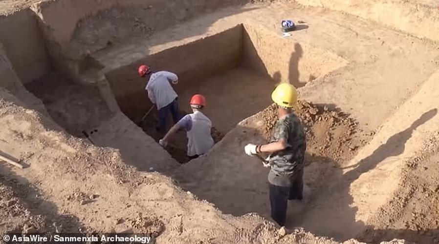 Trong bình, họ đã tìm thấy một chất lỏng không xác định có màu vàng nâu, lẫn tạp chất.