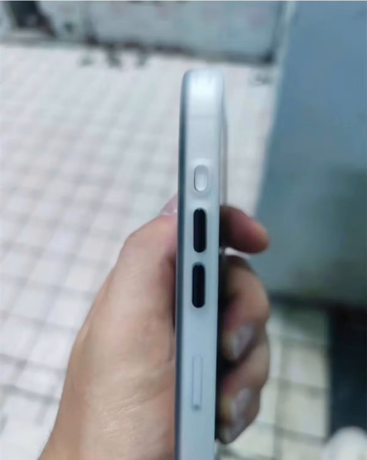Theo thông tin từ chuyên gia phân tích Mark Gurman, iPhone 15 Pro dự kiến sẽ có viền màn hình mỏng hơn so với các phiên bản trước đó, với viền xung quanh màn hình giảm xuống còn khoảng 1,5 mm.