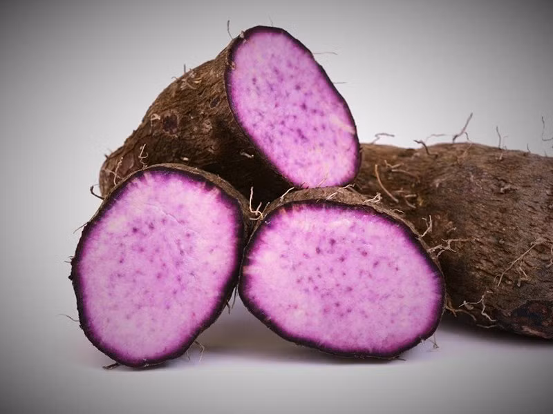 Khoai mỡ tím chứa nhiều chất chống oxy hóa và vitamin C, giúp tăng cường hệ miễn dịch và ngăn chặn sự phá hủy của các gốc tự do trong cơ thể.