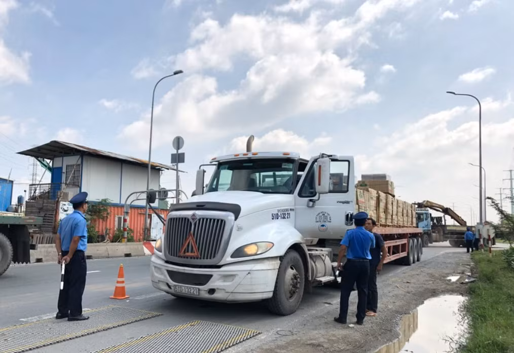Thanh tra giao thông sẽ không được dừng xe vi phạm? Thanh tra giao thong se khong duoc dung xe vi pham?