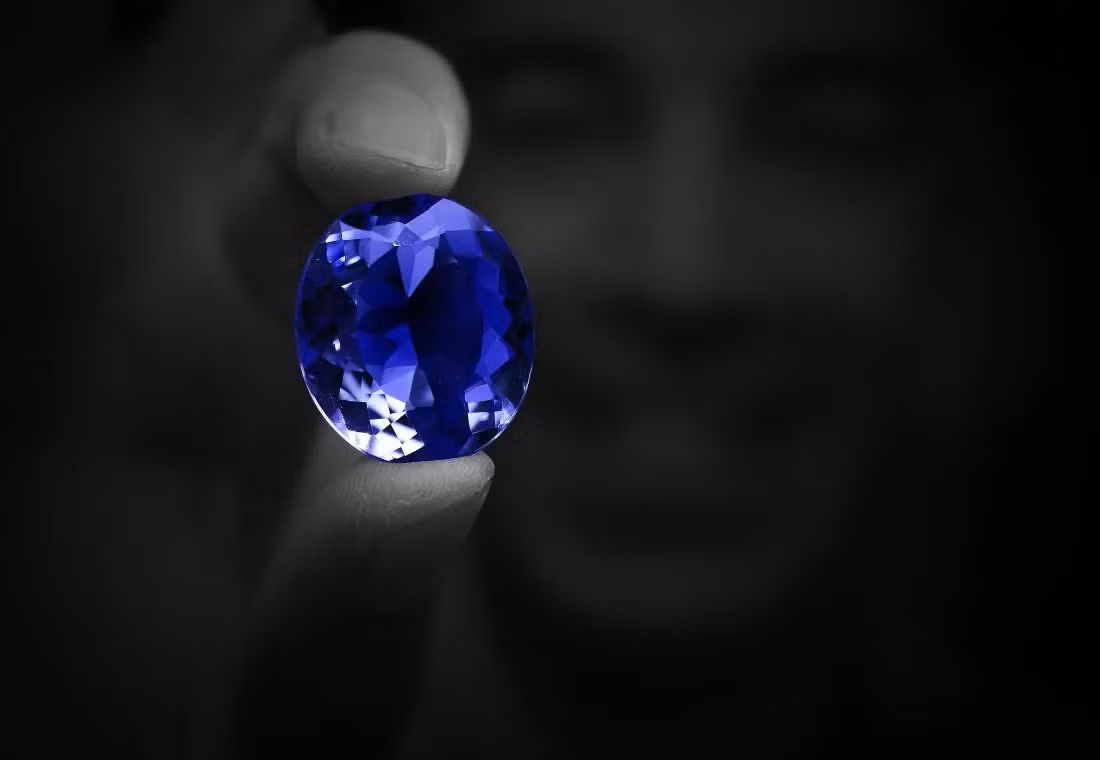 Nguồn gốc của đá Sapphire có liên quan đến người Hy Lạp cổ đại, người sử dụng đá này để làm trang sức và tin rằng nó mang lại may mắn. Từ "Sapphire" xuất phát từ tiếng Hy Lạp "Sappheiros," có nghĩa là "đá màu xanh da trời."