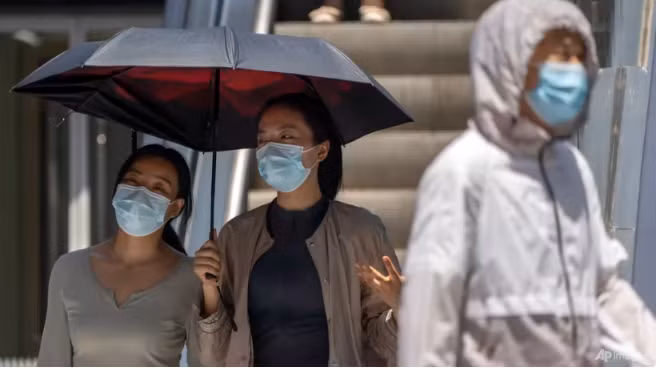 Những hậu quả của sự nóng lên toàn cầu bao gồm thời tiết cực đoan, trầm cảnh, thiếu nước, và ảnh hưởng tiêu cực đến môi trường và cuộc sống của con người.