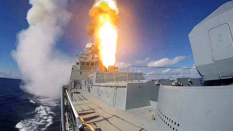 Hiện nay, tàu Kuznetsov đang trong giai đoạn sửa chữa, đại tu kéo dài tuổi thọ sử đụng để có thể duy trì khả năng hoạt động cho đến giữa thập niên 30 của thế kỷ này. Như vậy, nó sẽ có thời hạn sử dụng là 40 năm, thậm chí nếu tính cả khoảng thời gian 12 năm từ khi bắt đầu đặt lườn năm 1983 cho đến khi hoàn toàn đi vào hoạt động là 1995), ông lão này sẽ có tuổi đời lên tới trên 50 năm.