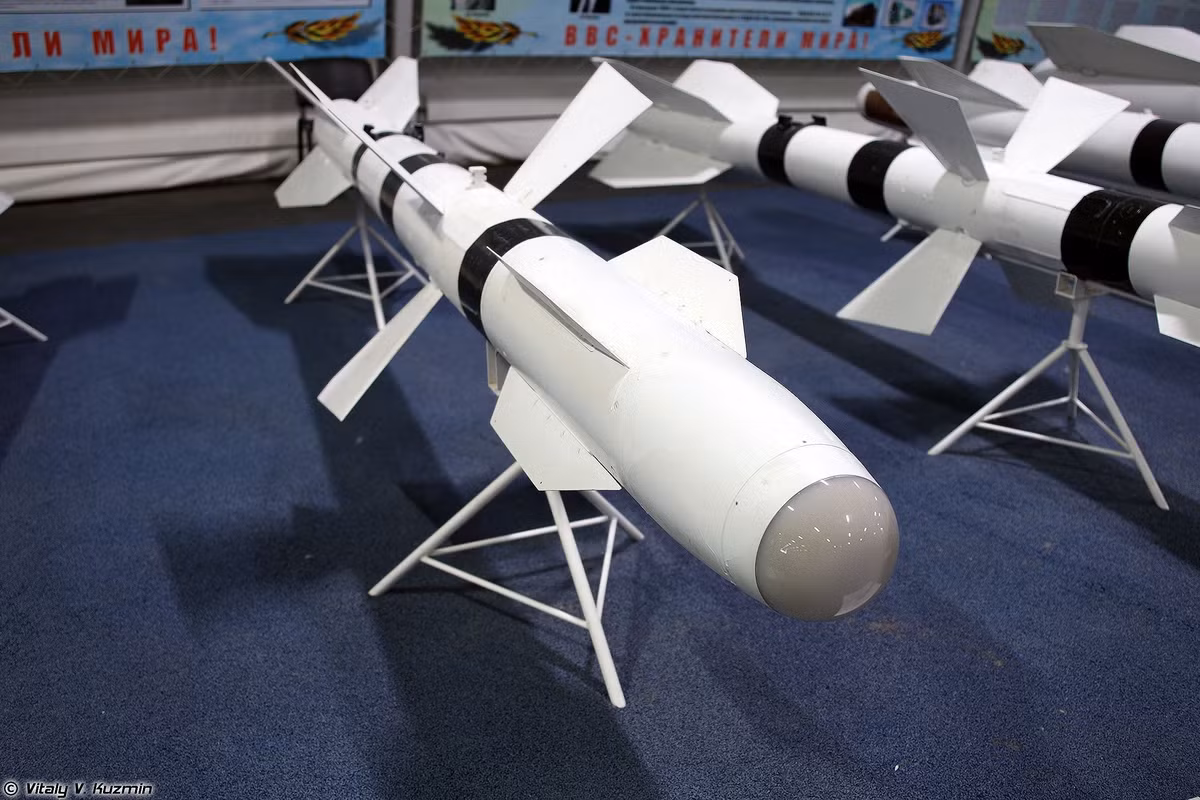R-27 chính thức vào biên chế năm cuối thập niên 1980 đầu 1990 để trang bị cho các máy bay chiến đấu thế hệ thứ 4 mới nhất của không quân Liên Xô và cả các máy bay hiện đại của không quân Nga hiện tại như MiG-29, MiG-31, Su-27, Su-30, Su-33, Su-34, Su-35,Yak-141... cũng như phiên bản cải tiến của tiêm kích MiG-21, MiG-23 và MiG-25.