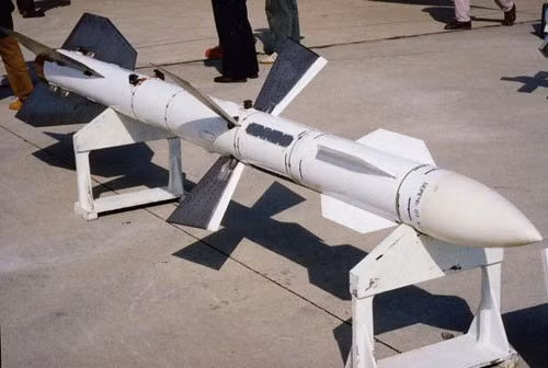 R-27 bắt đầu từ năm 1962 nhưng để đi đến hoàn thiện và sản xuất hàng loạt thì phải kéo dài tới năm 1983. Hiện nay có hơn 25 quốc gia trên thế giới đang biên chế tên lửa R-27.