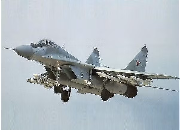 R-27R có chiều dài 4m, đường kính thân 0,23m và sải cánh 0,77m. Khối lượng của tên lửa là 253 kg và có thể được phóng ở độ cao 25 km, tầm bắn 80 km.