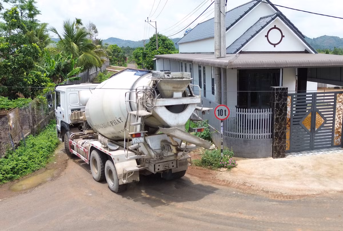 Đắk Lắk: Xe chở bê tông Long Phát “bức tử” đường 10 tấn - Hình 3 Dak Lak: Xe cho be tong Long Phat “buc tu” duong 10 tan-Hinh-3