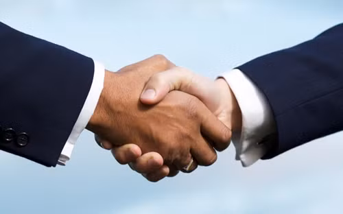 Người Nga cũng kiêng kỵ không bắt tay ở ngưỡng cửa vì đó được cho là điềm xấu.