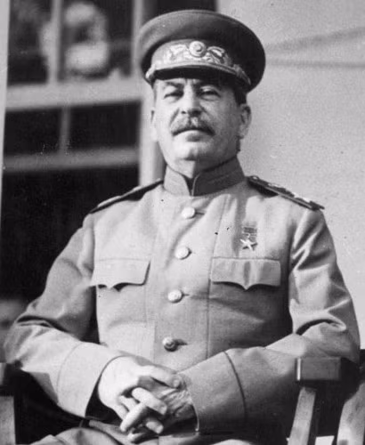 Khi còn trẻ, mẹ của nhà lãnh đạo Stalin mong muốn con trai trở thành linh mục. Do vậy, ông đã thực hiện theo mong muốn của mẹ. Cụ thể, nhà lãnh đạo Stalin từng theo học tại chủng viện ở Tiflis. 