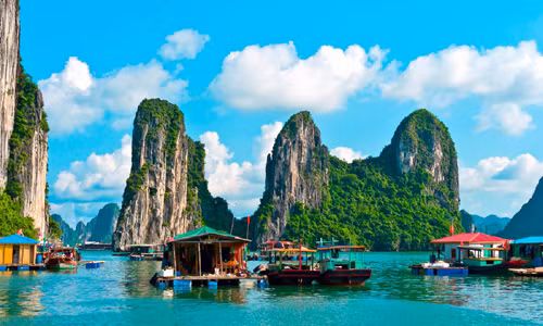 Vịnh Hạ Long của Việt Nam được tờ Business Insider gợi ý là một trong số 15 chuyến đi nhất định phải thử trước 40 tuổi.