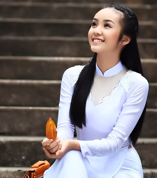 Cô gây thiện cảm với nụ cười tươi sáng.
