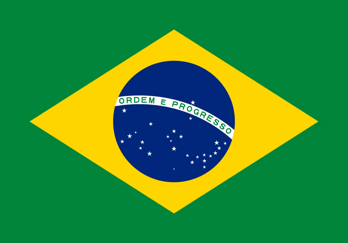 Quốc kỳ Brazil có 3 màu chủ đạo đó là: xanh lá cây, vàng và xanh lam. Trong đó, màu xanh lá cây tượng trưng cho thiên nhiên trù phú, hình thoi màu vàng tượng trưng cho sự giàu có, thịnh vượng. Hình tròn xanh lam biểu tượng cho hành tinh mà con người sinh sống. Thêm vào đó, dòng chữ " Ordem e Progresso" có ý nghĩa là "Trật tự và tiến bộ". 