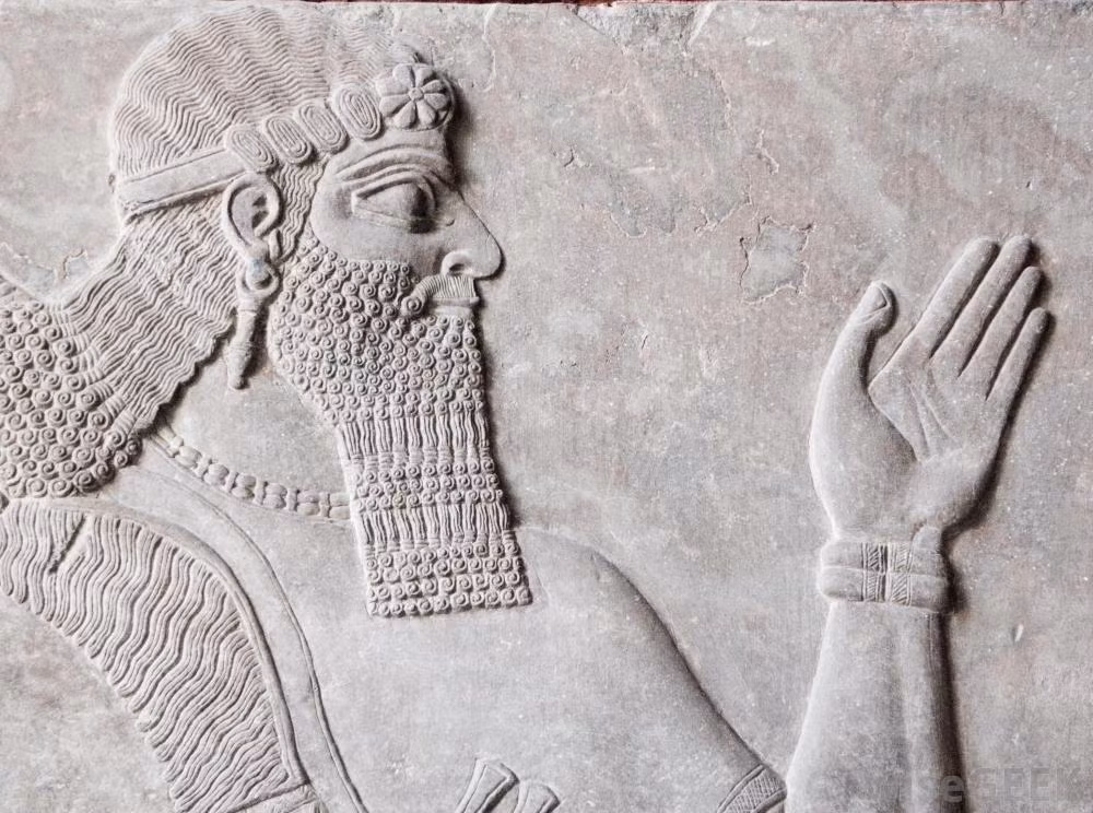 Cũng trong bộ luật này, vua Hammurabi đã đưa ra những hình phạt hà khắc đối với những tội phạm nhất định, trong đó được người đời biết đến với luật quả báo "mắt trả mắt, răng đền răng”. Theo đó, nếu một người móc mắt của một người khác thì người đó sẽ bị mất một con mắt của chính họ khi bị bắt để đền tội cho người bị hại. Do đó, bộ luật này thể hiện rõ nét sự trả thù cá nhân.