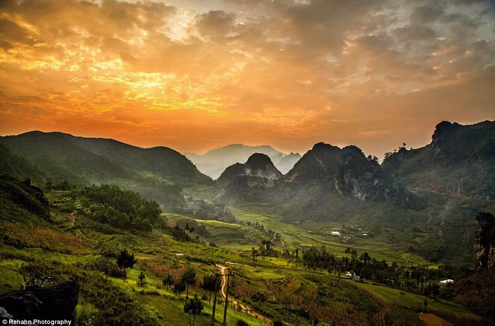 Hoàng hôn tuyệt đẹp ở thị trấn Đồng Văn.