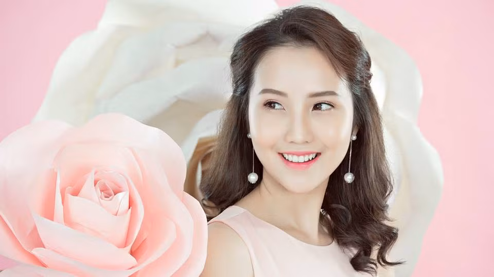 Cô đã từng được đào tạo về Kỹ năng Trình diễn sân khấu và xây dựng Hình Ảnh Cá Nhân tại John Robert Powers Manila (Philippines), Bangkok (Thailand) và New York (USA). Ảnh: FB Truong Minh Xuan Thao.