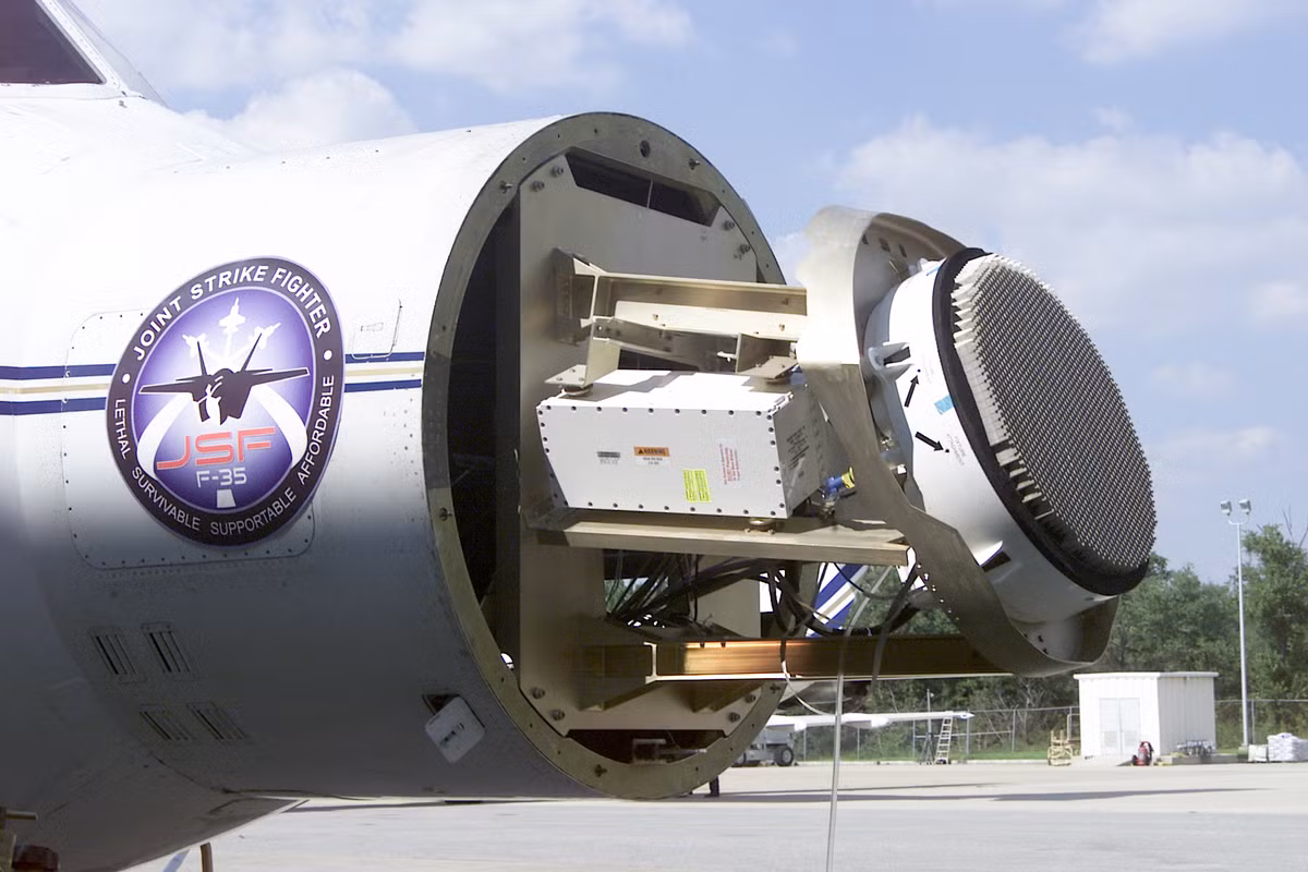 F-35 được trang bị radar mạng pha chủ động AN/APG-81 cùng hệ thống nhận biết quang điện tử gắn dưới mũi máy bay. AN/APG-81 hoạt động ở nhiều chế độ: không đối không; không đối đất, thiết lập bản đồ độ phân giải cao; theo dõi và chỉ thị mục tiêu mặt đất di chuyển; tác chiến điện tử...