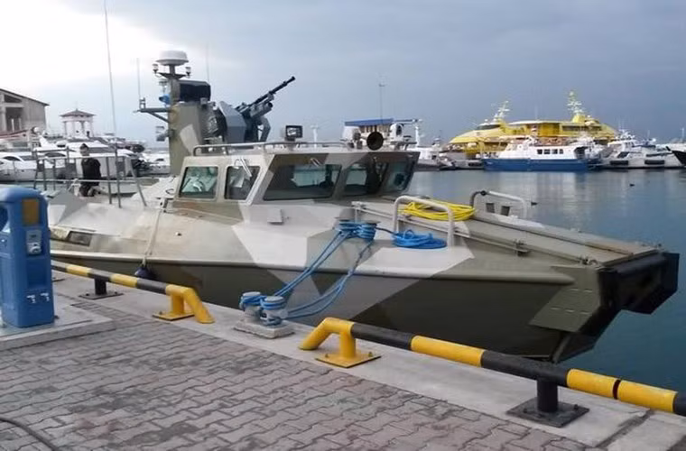 Tàu được bảo vệ bằng kính đặc biệt cho phép chịu được lửa đạn gây cháy xuyên giáp của súng máy AK cỡ 7,62 mm. Với lớp bảo vệ vững chắc này, thủy thủ đoàn và lính thủy đánh bộ không bị thiệt hại và ngay lập tức xả đạn bắn trả đối phương.