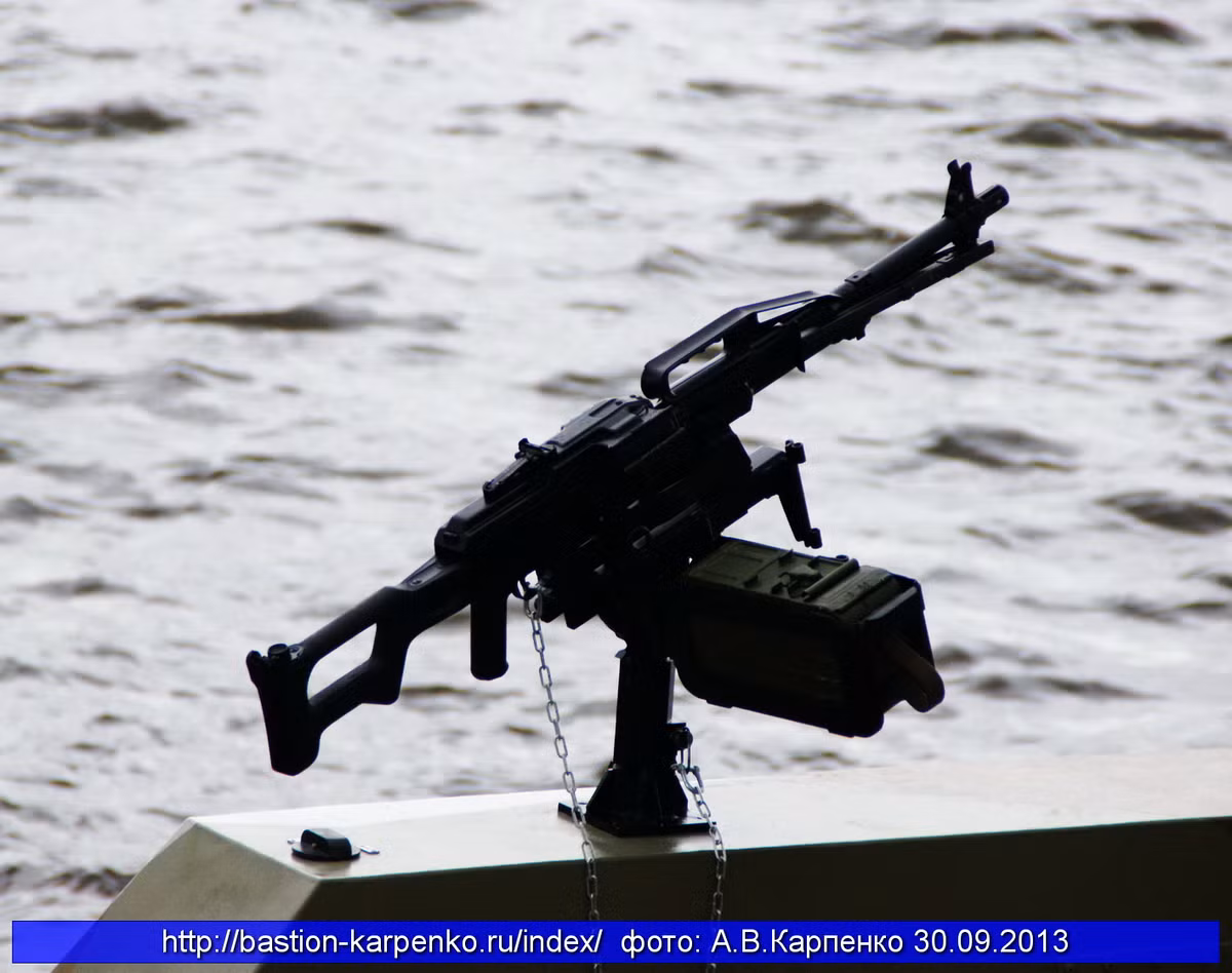 Ngoài ra, trên tàu còn có hai súng máy "Pecheneg" 7.62-mm gắn hai bên mạn thuyền.