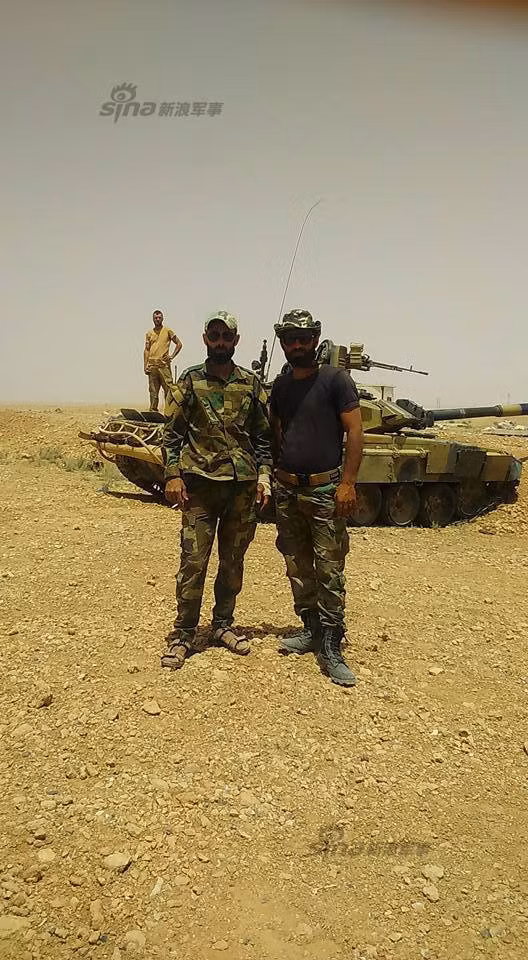 Xe tăng T-90 xuất hiện ở đâu…binh sĩ Syria thay nhau “tự sướng” tới đó.