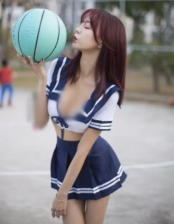 Mọi người cho rằng Nagase Kunni vô cùng trẻ trung, gợi cảm vừa phải, thần thái vô cùng hút mắt.