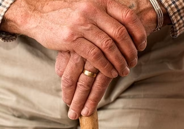 Đưa cha vào viện dưỡng lão, nào ngờ cha bị bạo hành Dua cha vao vien duong lao, nao ngo cha bi bao hanh