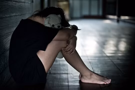 Bé gái Trung Quốc bị hàng xóm giở trò, bất ngờ đồng phạm Be gai Trung Quoc bi hang xom gio tro, bat ngo dong pham