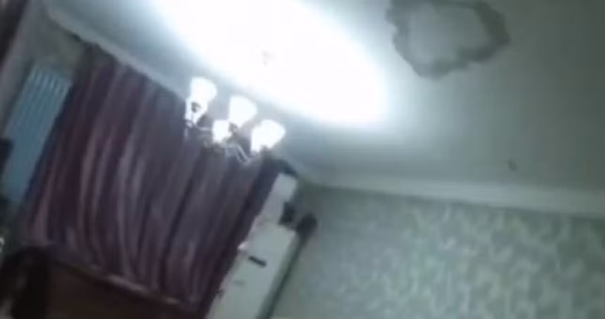 Cai nhau voi hang xom, nguoi dan ong tra thu cuc di