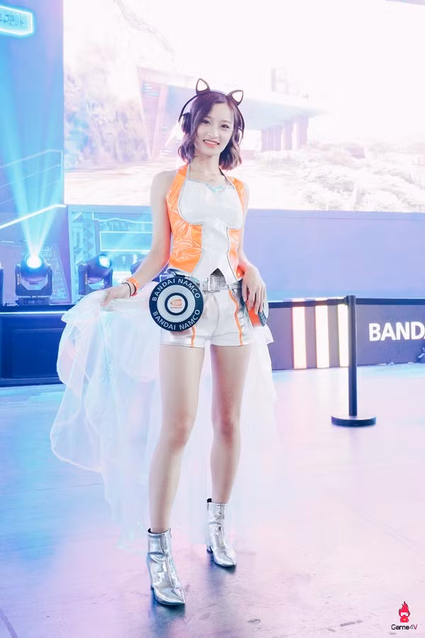 Ngoài ra, ChinaJoy còn có một danh sách dài các điều luật hạn chế tối đa việc ăn mặc hở hang, phản cảm của các show girl. Chính vì những quy định này là từ ChinaJoy 2016 trở đi, những cô gái ăn mặc "nóng bỏng mắt" được xem là "bản sắc" của triển lãm này đã không còn nữa.