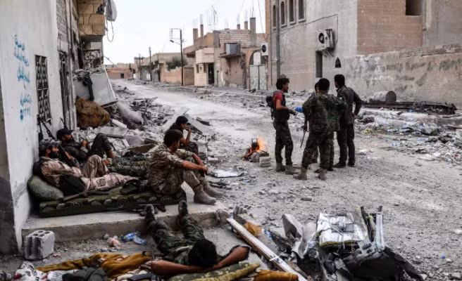 Các chiến binh SDF tập trung tại một địa điểm ở Raqqa. Ảnh: Telegraph.
