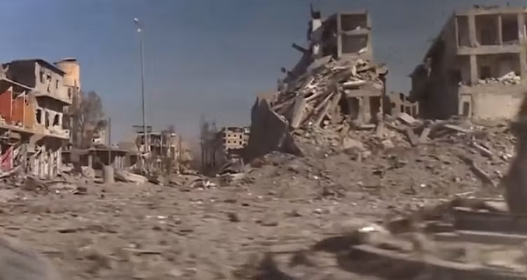 Nhiều tòa nhà gần như bị phá hủy hoàn toàn trong các cuộc giao tranh tại Raqqa trước đó. Ảnh: Daily Mail.