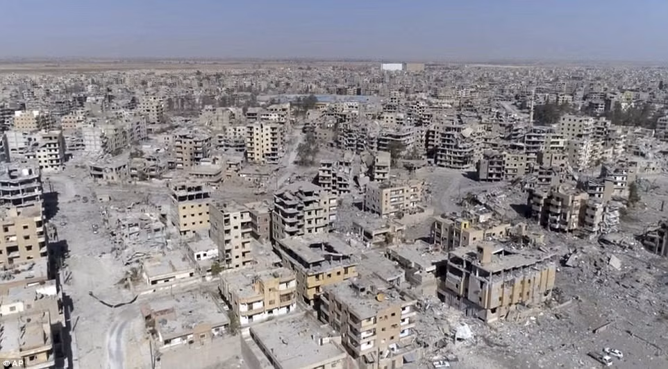 Tuy nhiên, thành phố Raqqa sau khi giải phóng gần như chỉ còn đống đổ nát, nó bị tàn phá nặng nề trong thời gian bị tổ chức khủng bố IS kiểm soát. Ảnh: AP.