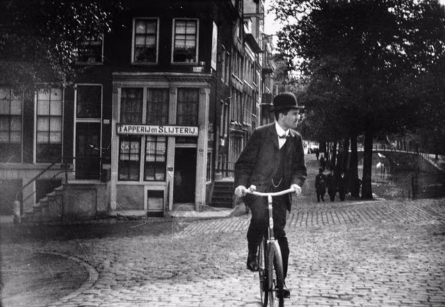 Người đàn ông đi xe đạp trên phố Prinsengracht. Ảnh: VT.