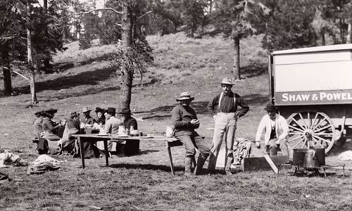 Mọi người đi picnic ở công viên Yellowstone năm 1903. Ảnh: VT.
