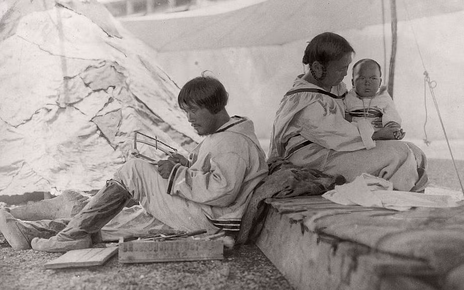 Một gia đình Eskimo sinh sống trong lán trại ở Buffalo, New York, năm 1901. Ảnh: VT.