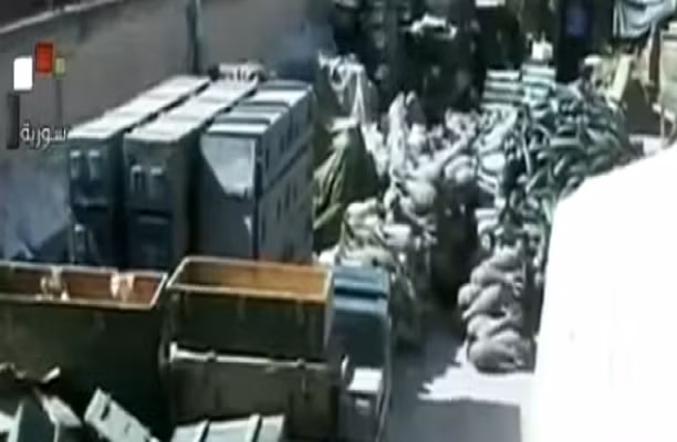 Được biết, lực lượng chính phủ Damascus cũng từng phát hiện nhiều kho vũ khí "khủng" của IS ở Homs và Deir Ezzor,...Ảnh: Youtube.