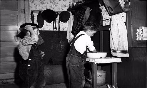 Hai đứa trẻ sinh hoạt trong một căn phòng nhỏ ở Trampas, New Mexico, năm 1943. Ảnh: VT.
