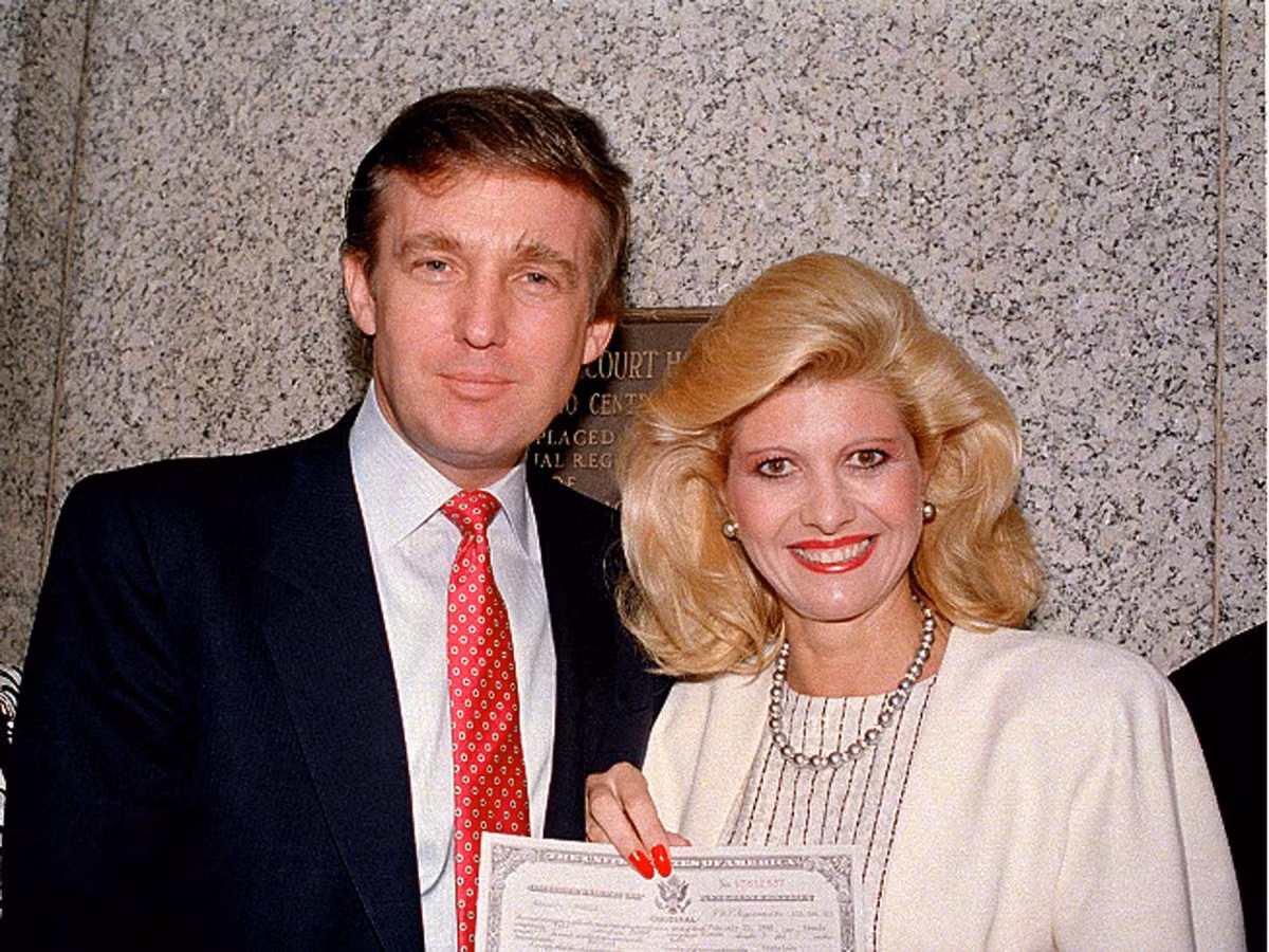 Được biết, Ivana và Donald Trump, khi đó là một nhà kinh doanh bất động sản trẻ tuổi, kết hôn vào năm 1977. Ảnh: Donald Trump và vợ, Ivana, trong bức hình chụp hồi tháng 5/1988. Ảnh: BI.