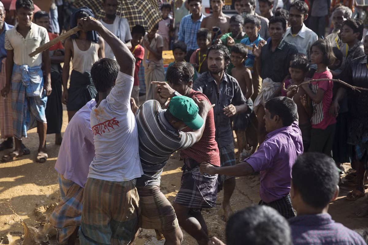 Một cuộc ẩu đả đã xảy ra khi những người tị nạn Rohingya tức giận vì phải chờ nhiều tiếng đồng hồ dưới trời nắng nóng để nhận đồ cứu trợ ở Kutuplaong, Cox’s Bazar, ngày 13/10. Ảnh: The Atlantic.
