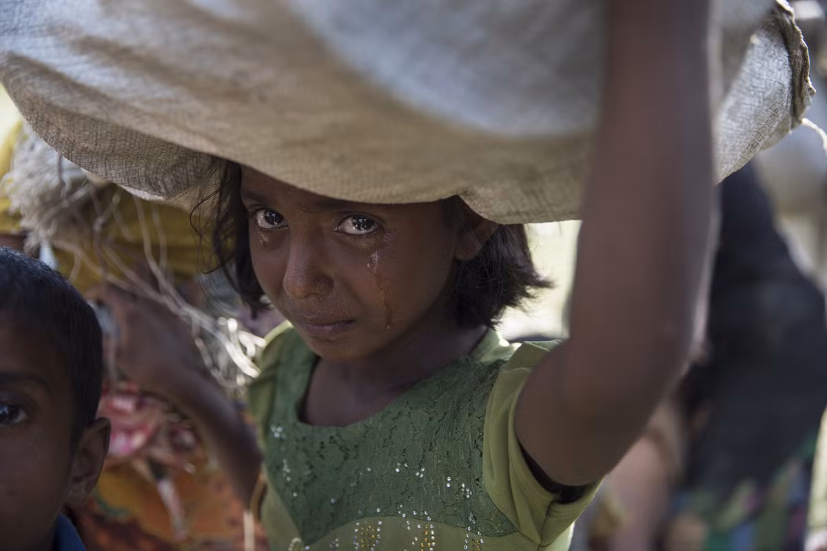 Một bé gái tị nạn Rohingya bật khóc trên đường đi lánh nạn gần Palang Khali, Cox’s Bazar, ngày 16/10. Ảnh: The Atlantic.