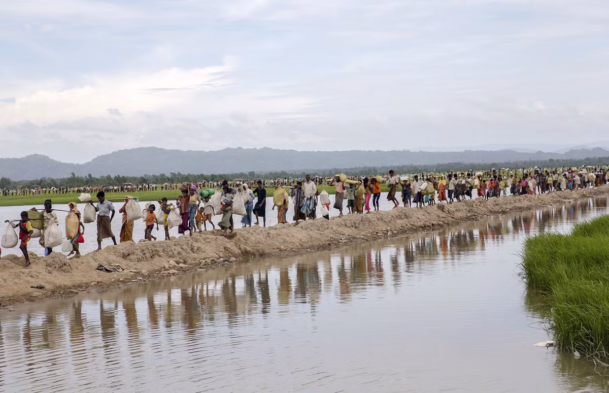 Được biết, những người tị nạn Rohingya đã ở ngoài trời suốt bốn ngày sau khi vượt biên từ Myanmar vào Bangladesh. Họ đưa con cái và mang theo một chút đồ đạc tới một khu trại tị nạn ở Palong Khali, Bangladesh, ngày 19/10. Ảnh: The Atlantic.